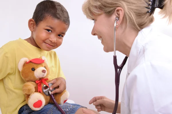 Ženský lékař zkoumá malé dítě chlapec — Stock fotografie