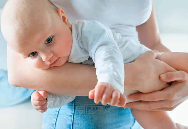Μαμά, κρατώντας το μωρό αγόρι στα χέρια — ストック写真