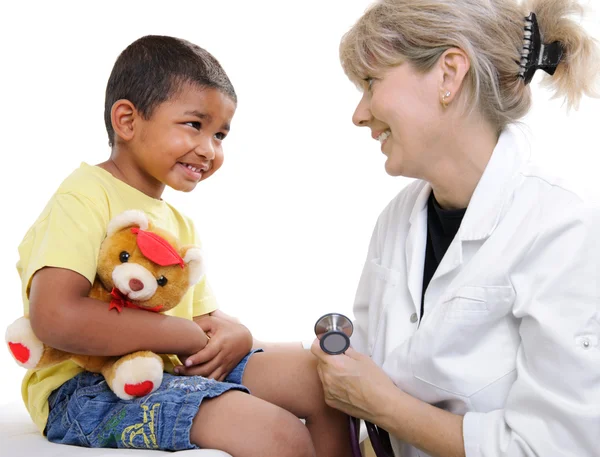 Médico femenino examinando niño pequeño — Foto de Stock