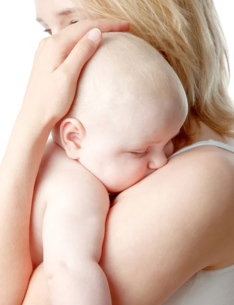 Bebé dormido en el hombro de la madre — Foto de Stock