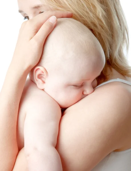 Baby schläft auf der Schulter der Mutter — Stockfoto
