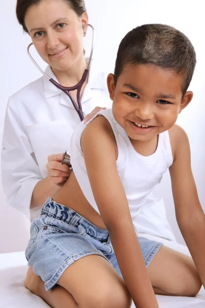 Médico femenino examinando niño pequeño — Foto de Stock