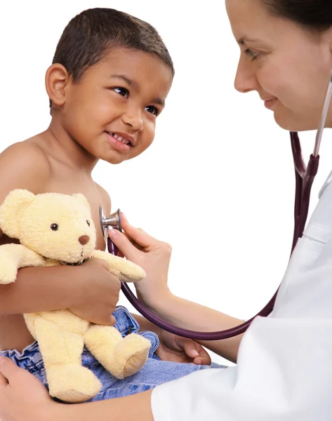 Médico feminino examinando menino criança — Fotografia de Stock