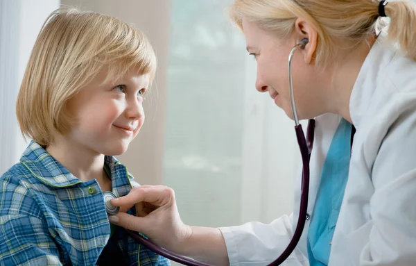 Médico examinando menino criança — Fotografia de Stock