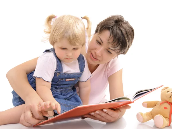 Moeder leest samen met haar dochter — Stockfoto