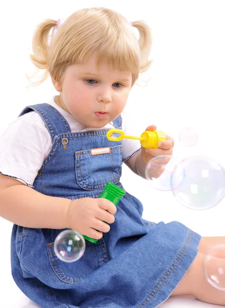 Menina bebê soprando as bolhas — Fotografia de Stock