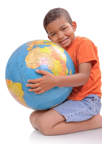 Beyaz arka plan üzerinde bir küre tutan çocuk — Stok fotoğraf