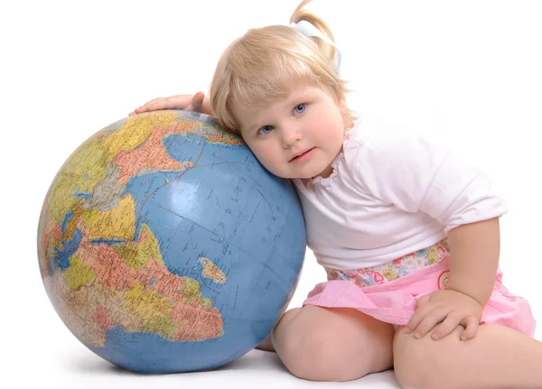 Дитина тримає глобус — стокове фото
