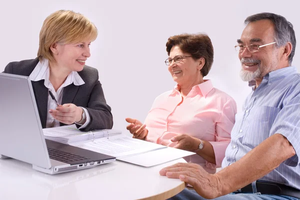 Äldre par möte med rådgivare — Stockfoto