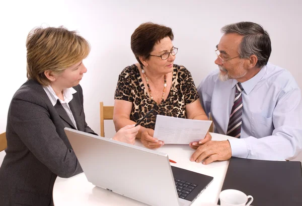 Äldre par möte med rådgivare — Stockfoto