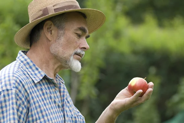 Senior con una manzana — Foto de Stock
