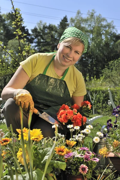 幸せな女彼女の庭で花を持つ — ストック写真