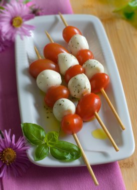 kiraz domates ve mozzarella şiş üzerinde