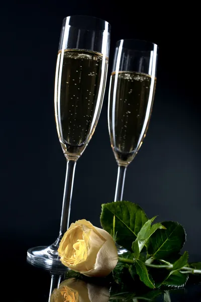 一朵玫瑰两个香槟笛 — 图库照片