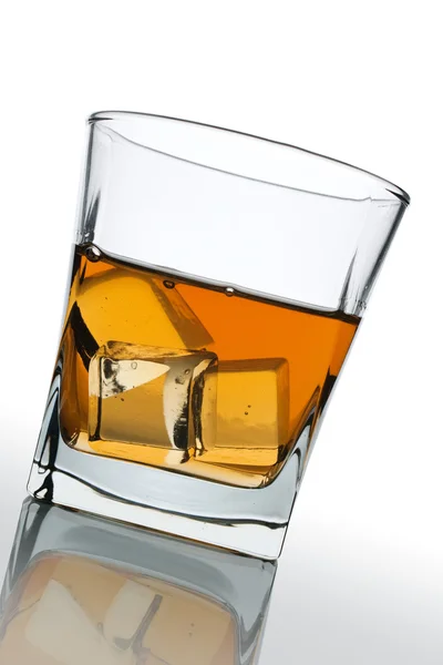 Un vaso de whisky y hielo —  Fotos de Stock