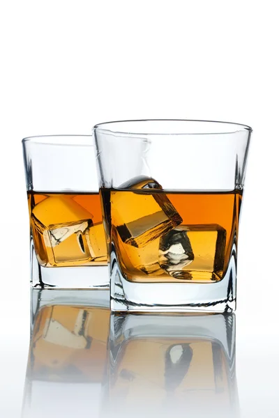 Дві склянки шотландського і льоду — стокове фото