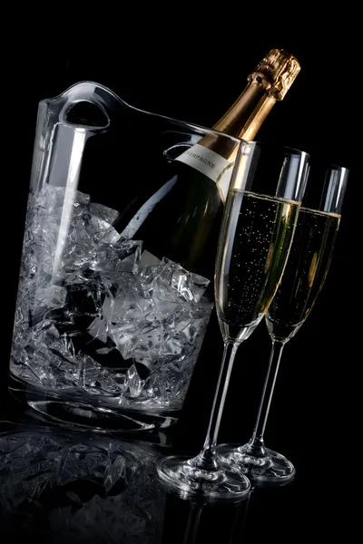 Flûtes à champagne et seau à glace — Photo