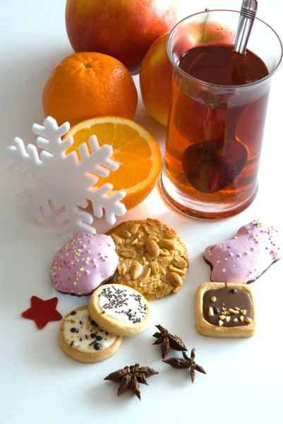 Heißer Tee in Glasschale und Gewürz auf weißem Hintergrund — Stockfoto