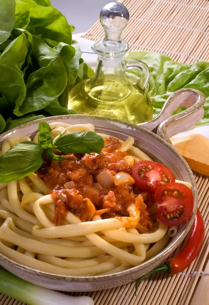 Bolognai tészta, sajt és bazsalikommal — Stock Fotó