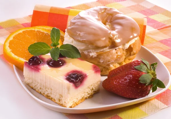 stock image A dessert garnished with fresh strawberries