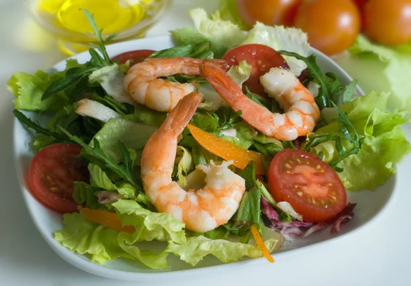 Fresh salad with shrimp — Stock Photo, Image