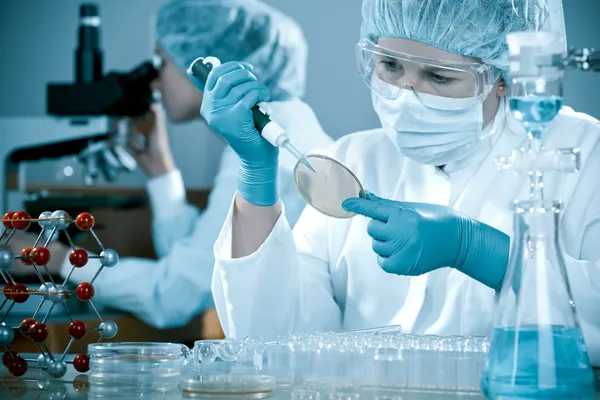 Científicos en el laboratorio — Foto de Stock