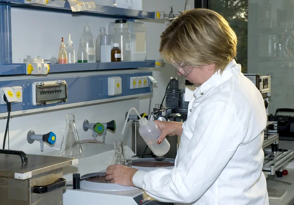 Вчений працює в лабораторії — стокове фото