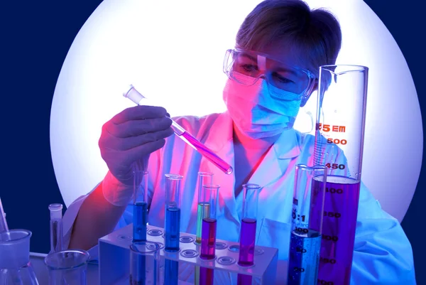 Wetenschapper werkzaam in het laboratorium — Stockfoto