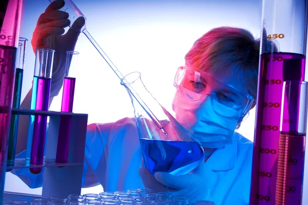 Científico que trabaja en el laboratorio — Foto de Stock