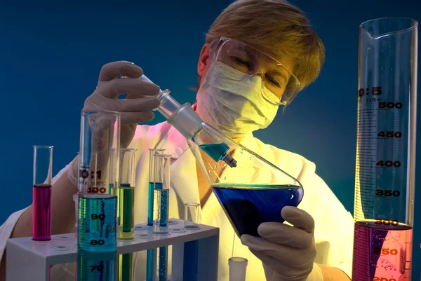 Cientista que trabalha no laboratório — Fotografia de Stock
