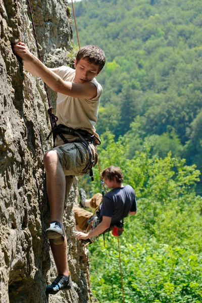 攀登者在岩石上 — 图库照片