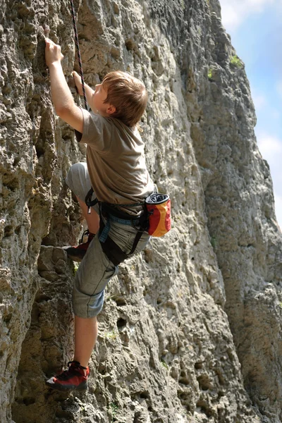 Bergsteiger am Fels — Stockfoto
