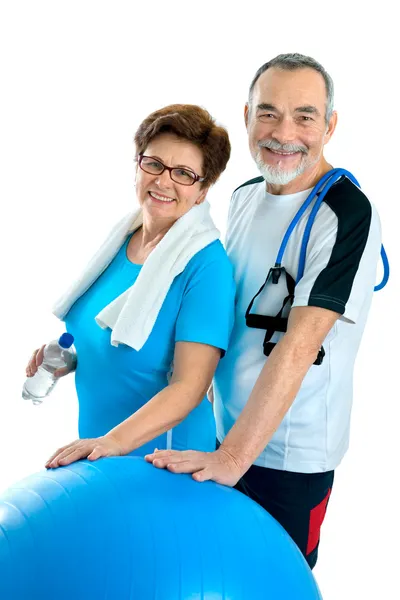 Couple de personnes âgées dans la salle de gym — Photo