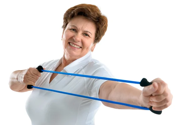 Donna anziana utilizzando una fascia di resistenza — Foto Stock