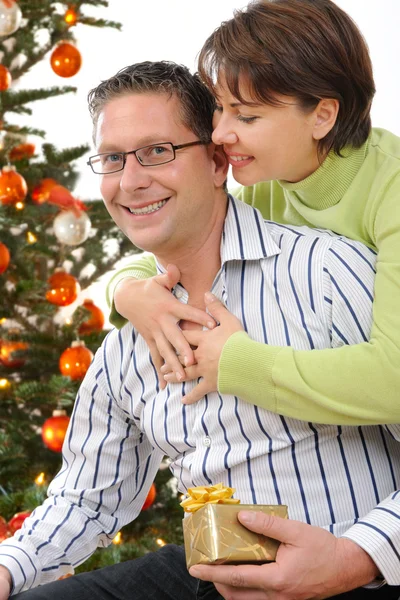 Porträt eines glücklichen Paares mit Geschenk — Stockfoto