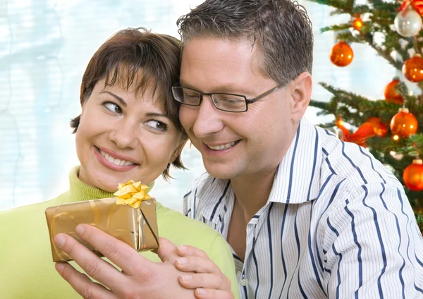 Ritratto di coppia felice con regalo — Foto Stock