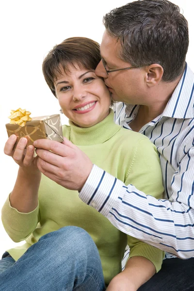 Portrait of a happy couple with gift — Stock Photo, Image