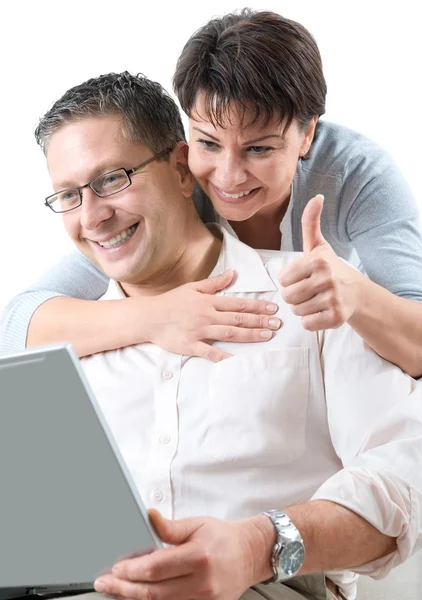 Paar auf Laptop — Stockfoto