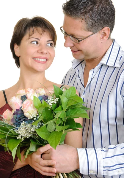 Couple heureux avec un bouquet de fleurs — Photo