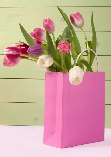 在购物袋里的郁金香的花束 — 图库照片
