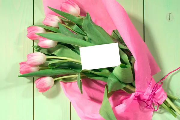 Bouquet di tulipani di rosa con carta bianca — Foto Stock