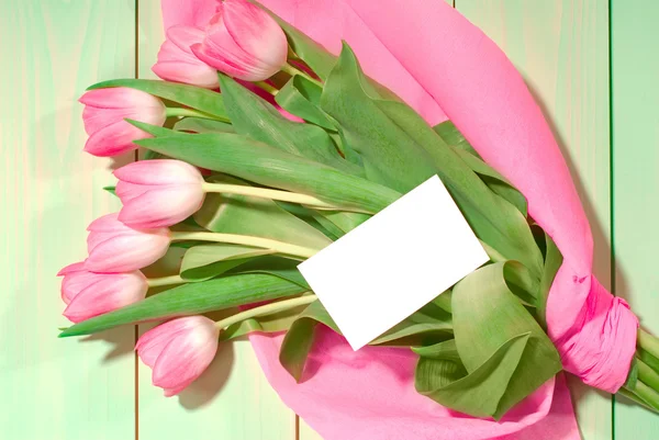 Kytice růžových tulipánů s prázdnou kartou — Stock fotografie