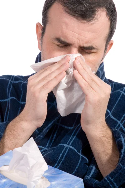 Sjuk man blåser näsan — Stockfoto