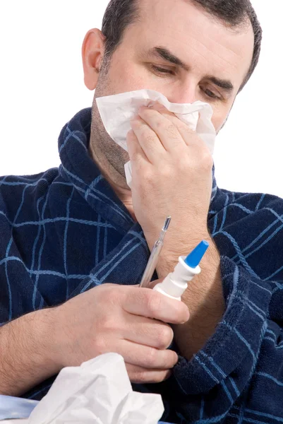 Hombre enfermo sonándose la nariz — Foto de Stock