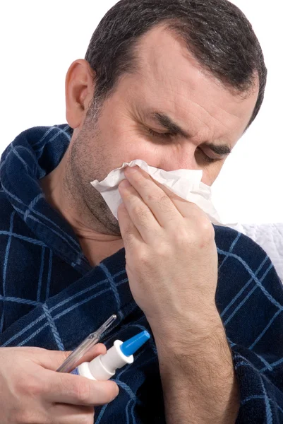 Hombre enfermo sonándose la nariz —  Fotos de Stock