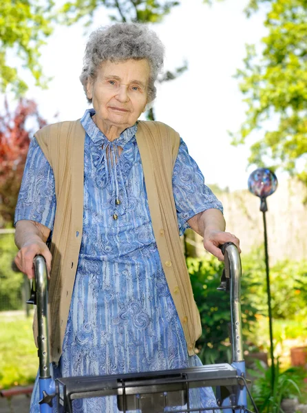Mujer mayor con un andador —  Fotos de Stock