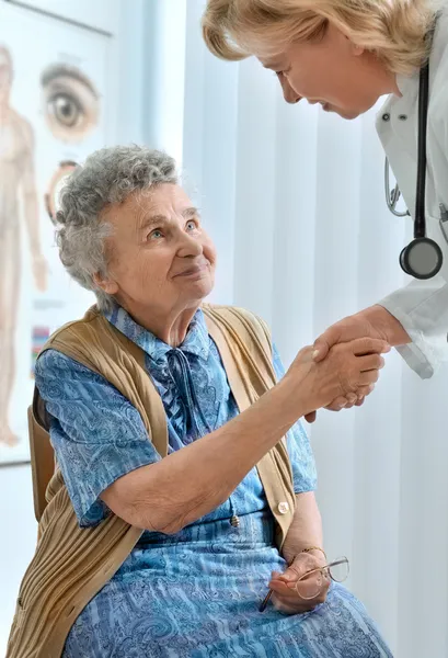 Пожилые женщины от врача — стоковое фото