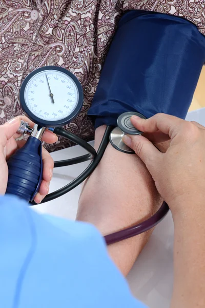 Medição da pressão arterial — Fotografia de Stock