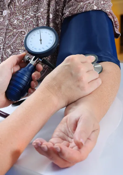 Mätning av blodtryck — Stockfoto