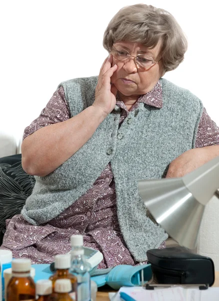 Mujer mayor con sus frascos de medicamentos — Foto de Stock